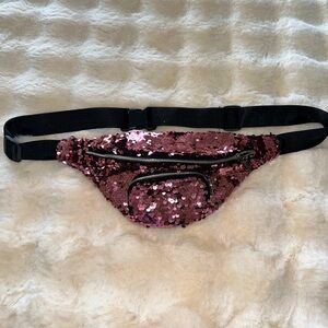 Adorable Sequence fannypack. Color: Blush with adjustable black strap. Worn once